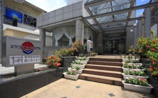 ミヤコセントラルホテル入り口